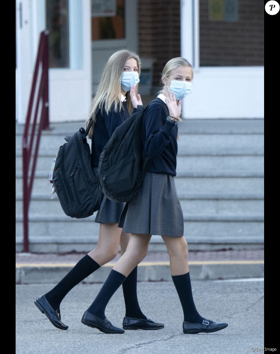L'infante Sofia d'Espagne et La princesse Leonor arrivent à l'école Santa Maria de Los Rosales à Madrid pour la rentrée des classes. Elles sont masquées pour faire face à l'épidémie de Coronavirus (COVID-19). Le 11 septembre 2020.