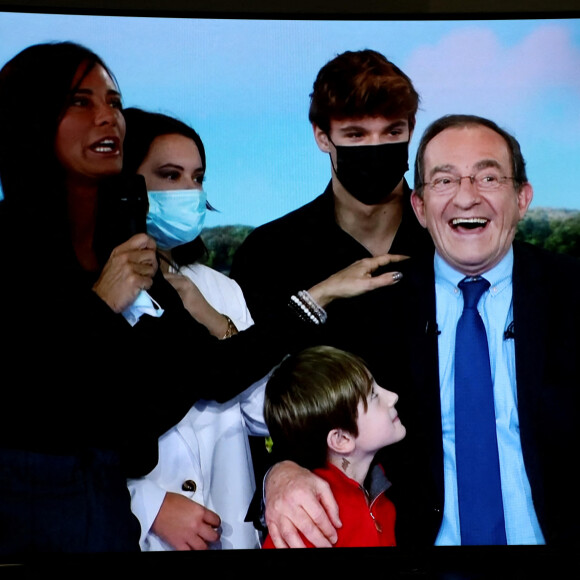 Sa famille, sa femme Nathalie Marquay, leur fils Tom Pernaut, Lou Pernaut et son petit Fils Léo - Dernier JT de Jean-Pierre Pernaut sur TF1 aprés 33 ans de présentation. Paris, le 18 Décembre 2020. © Dominique Jacovides / Bestimage