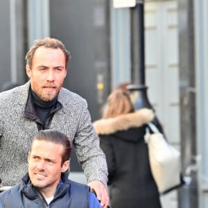 Exclusif - James Middleton se promène en vélo avec son beau-frère Spencer Matthews et ses chiens, dans les rues de Londres le 3 décembre 2019.