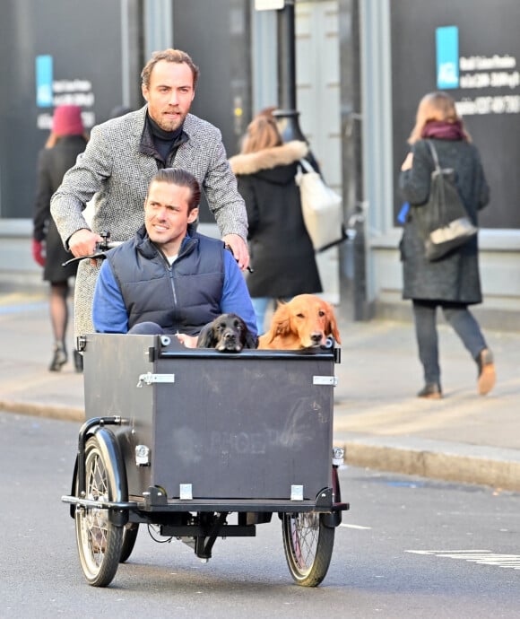 Exclusif - James Middleton se promène en vélo avec son beau-frère Spencer Matthews et ses chiens, dans les rues de Londres le 3 décembre 2019.