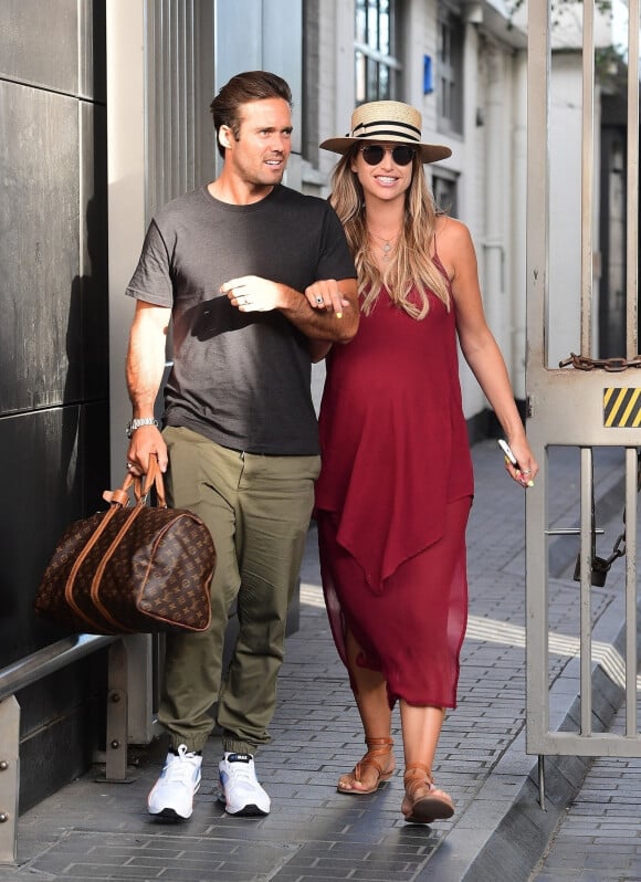 Exclusif - Vogue Williams, enceinte, et son mari Spencer Matthews se promènent main dans la main dans les rues de Londres. James porte un sac Louis Vuitton, le 2 aout 2018.