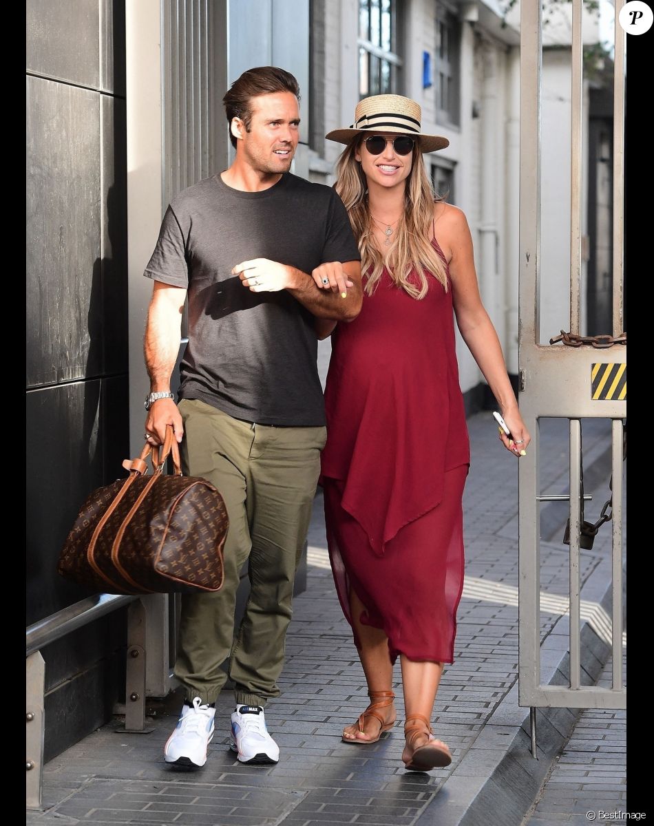 Exclusif - Vogue Williams, enceinte, et son mari Spencer Matthews se promènent main dans la main dans les rues de Londres. James porte un sac Louis Vuitton, le 2 aout 2018.