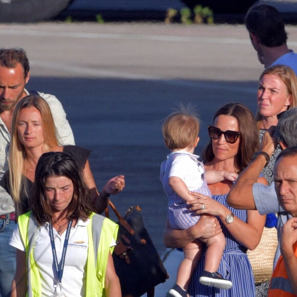 Exclusif - James Middleton et sa fiancée Alizée Thévenet quittent Saint-Barthélemy le 5 janvier 2020 avec Pippa et son mari James Matthews. Pippa porte son fils Arthur.