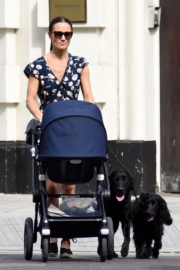 Exclusif - Pippa Matthews Middleton promène son fils Arthur et ses chiens dans les rues de Chelsea à Londres , le 11 juillet 2019.