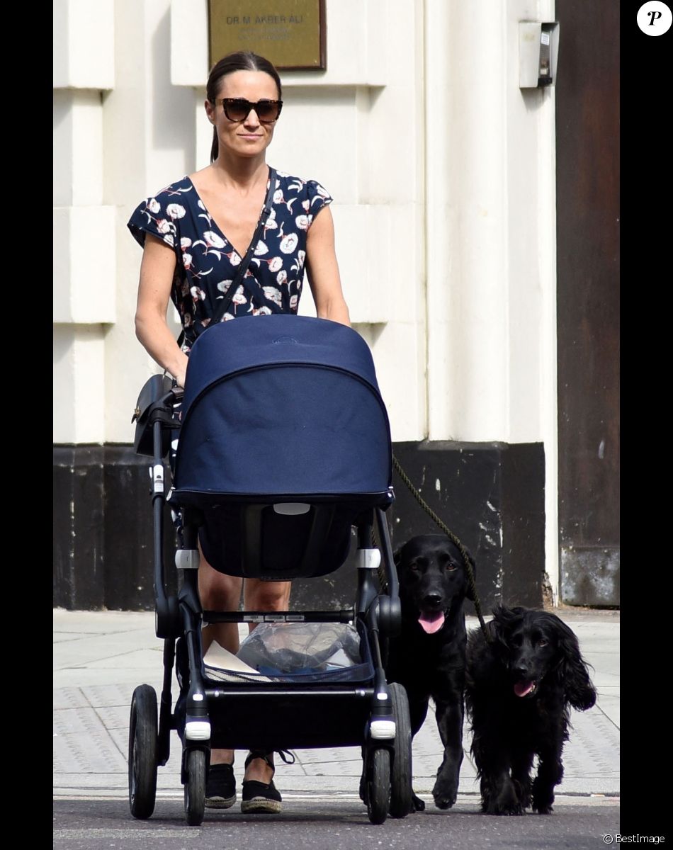 Exclusif - Pippa Matthews Middleton promène son fils Arthur et ses chiens dans les rues de Chelsea à Londres , le 11 juillet 2019.