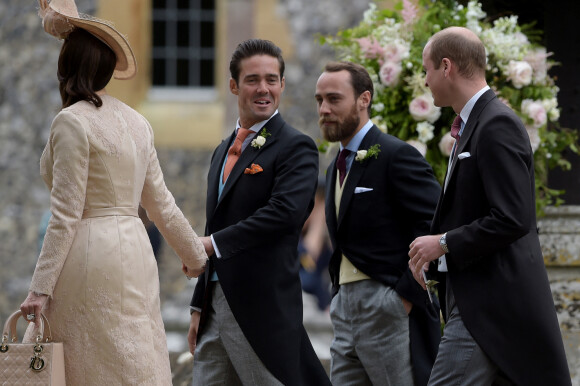 Le prince William, Spencer Matthews et James Middleton au mariage de Pippa Middleton et James Matthews en l'église St Mark, dans le Berkshire, en mai 2017.
