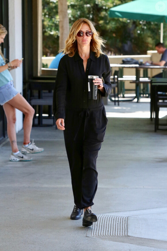 Exclusif - Julia Roberts porte une combinaison pantalon noire à la sortie d'un Starbucks dans le quartier de Pacific Palisades à Los Angeles, le 27 août 2019