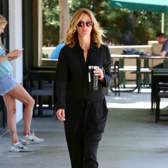 Exclusif - Julia Roberts porte une combinaison pantalon noire à la sortie d'un Starbucks dans le quartier de Pacific Palisades à Los Angeles, le 27 août 2019