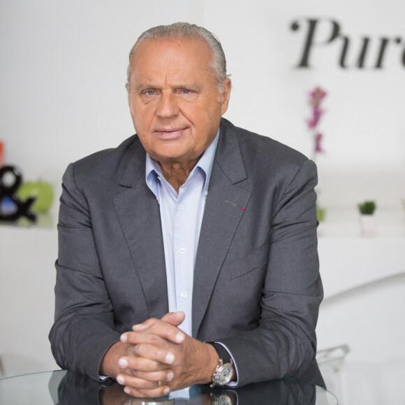 Rendez vous avec Gérard Louvin dans les locaux de Webedia pour une Interview pour Purepeople à Levallois-Perret.