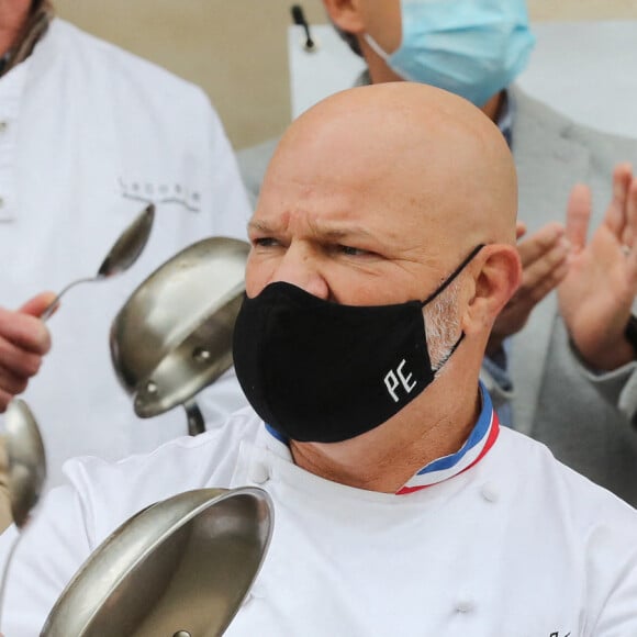 Dominique Etchebest se joint à son mari Philippe Etchebest pour manifester contre les mesures de restrictions liées au coronavirus (COVID-19) devant leur restaurant à Bordeaux les 2 et 9 octobre 2020.