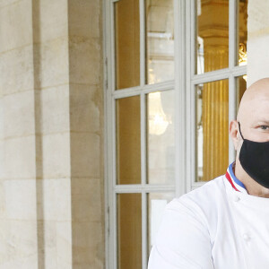 Le grand chef Bordelais et présentateur TV Philippe Etchebest organise un concert de casseroles devant son restaurant Bordelais "Le 4ème Mur" avec son équipe afin de soutenir l'ouverture des restaurants pendant la crise liée à l'épidémie de Coronavirus (COVID-19), le 2 Octobre 2020 à Bordeaux. 