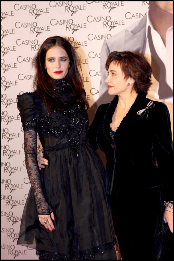 Eva Green et sa mère Marlène Jobert à la Première du nouveau James Bond à Paris. 