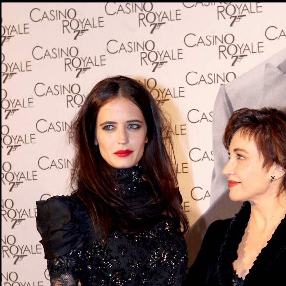 Eva Green et sa mère Marlène Jobert à la Première du nouveau James Bond à Paris. 