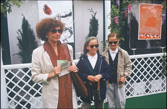 Marlène Jobert avec ses deux filles Eva et Joy à Roland Garros en 1990
