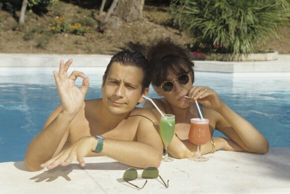 Archives En France, à Saint-Tropez, Laurent Gerra et Virginie Lemoine en vacances au Mas de Chastelas, dans la piscine le 10 août 1995.