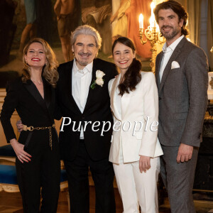 Exclusif - Serge Lama et Luana Santonino entourés du fils de Serge Lama, Frédéric, et sa femme Léa - Mariage de Serge Lama et Luana Santonino à la mairie du 7ème arrondissement de Paris. Rachida Dati, Maire du 7ème a célébré le mariage. © Cyril Moreau/Bestimage