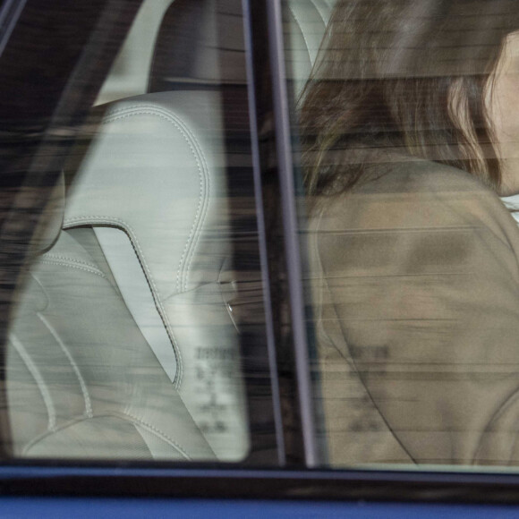 La princesse Eugénie d'York et son mari Jack Brooksbank avec leur fils quittent l'hôpital de Portland, Royaume Uni, le 12 février 2021.