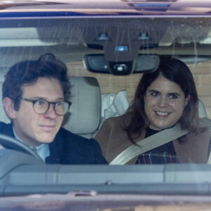 La princesse Eugénie d'York et son mari Jack Brooksbank avec leur fils quittent l'hôpital de Portland, à Londres.