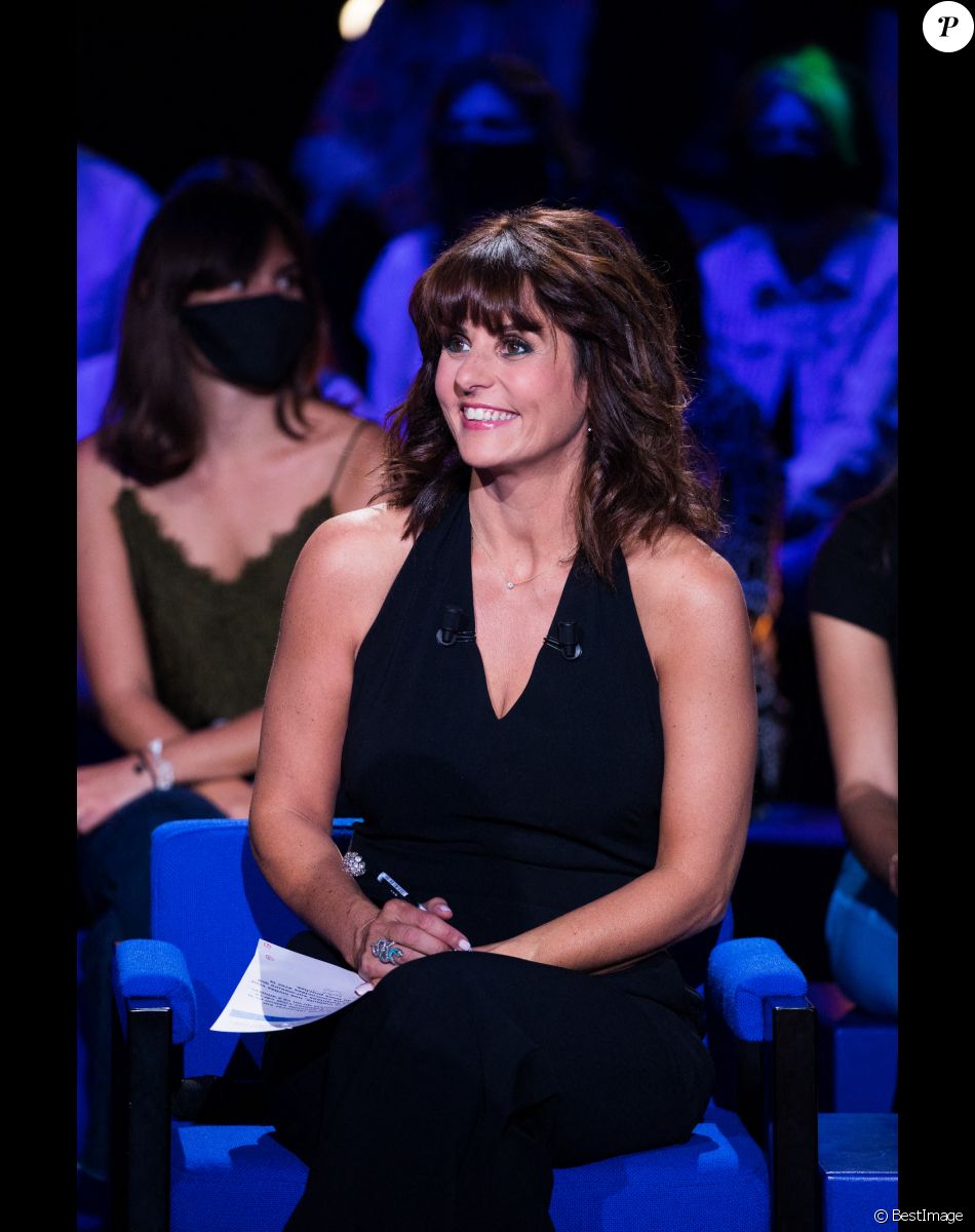 Exclusif - Faustine Bollaert - Enregistrement de l'émission "La boîte à Secrets 5" à Paris, qui sera diffusée le 6 novembre sur France 3. Le 21 septembre 2020 Au cours de la soirée, chaque invité aura une boîte disposée devant lui, de laquelle il extraira un objet revêtant une valeur particulière à ses yeux. Après en avoir livré la signification en plateau, la personnalité verra alors apparaître une surprise dans la boîte géante de l'émission, avec l'intervention de proches. Une émission qui véhicule de belles valeurs, et qui contiendra son lot de larmes et de révélations dans une atmosphère bienveillante. © Tiziano Da Silva / Bestimage Exclusive - No Web No Blog pour Belgique et Suisse