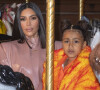 Info du 19 février 2021 - Kim Kardashian demande le divorce d'avec Kanye West - Kanye West, Kim Kardashian et sa soeur Kourtney emmènent leurs filles North West et Penelope Disick, faire un tour de carrousel au pied de la tour Eiffel après un dîner au restaurant "Ferdi".