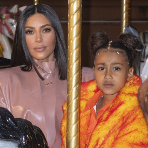 Info du 19 février 2021 - Kim Kardashian demande le divorce d'avec Kanye West - Kanye West, Kim Kardashian et sa soeur Kourtney emmènent leurs filles North West et Penelope Disick, faire un tour de carrousel au pied de la tour Eiffel après un dîner au restaurant "Ferdi".