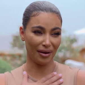 Kim Kardashian émue aux larmes dans le dernier épisode de l'émission "L'Incroyable Famille Kardashian" tandis que sa soeur Khloe évoque le désir d'avoir un autre enfant avec son compagnon Tristan Thompson. De son côté, Kris Jenner se demande si elles ont bien fait de mettre un terme au programme, après 20 saisons. Cette ultime saison sera diffusée aux Etats-Unis à partir du 18 mars 2021.