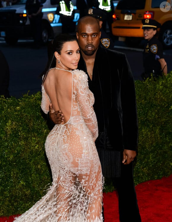 Info - Kim Kardashian fête ses 40 ans - Info - Kim Kardashian et Kanye West attendent leur quatrième enfant - Kim Kardashian son mari Kanye West - Soirée Costume Institute Gala 2015 (Met Ball) au Metropolitan Museum célébrant l'ouverture de Chine: à travers le miroir à New York, le 4 mai 2015.