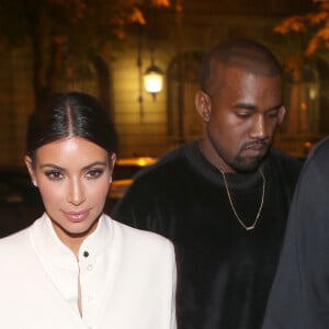 Kanye West et sa femme Kim Kardashian rencontrent Mario Testino à leur arrivée à l'hôtel Peninsula à Paris, le 24 septembre 2014 où ils vont dîner. 