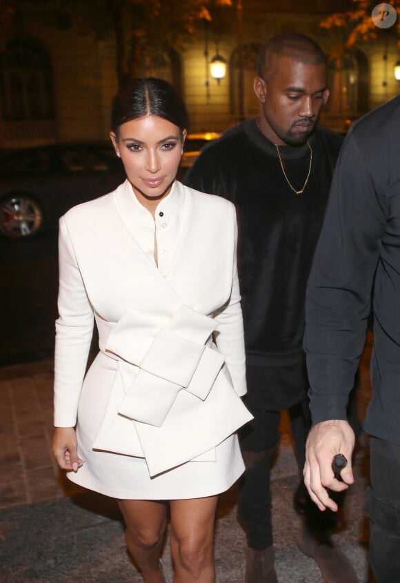 Kanye West et sa femme Kim Kardashian rencontrent Mario Testino à leur arrivée à l'hôtel Peninsula à Paris, le 24 septembre 2014 où ils vont dîner. 