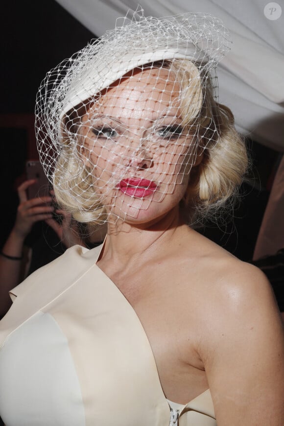 Pamela Anderson - Backstage du défilé de mode PAP printemps-été 2020 "Vivienne Westwood" à Paris. Le 28 septembre 2019.