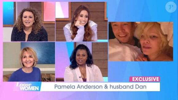 Pamela Anderson accorde une interview à la télévision britannique, en direct de son lit, avec son nouveau mari Dan Hayhurst.