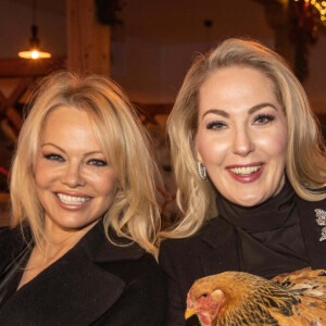 Pamela Anderson et Kathrin Glock à la soirée VIP Gut Aiderbichl Christmas Market à Henndorf en Autriche, le 12 novembre 2019.