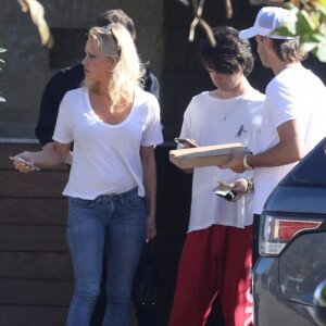 Exclusif - Pamela Anderson est allée déjeuner avec ses fils Brandon et Dylan au restaurant Soho House à Malibu, Los Angeles, le 21 octobre 2019.