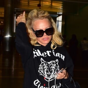 Exclusif - Pamela Anderson arrive à l'aéroport de LAX à Los Angeles. Le 29 septembre 2019.