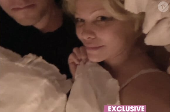 Pamela Anderson accorde une interview à la télévision britannique, en direct de son lit, avec son nouveau mari Dan Hayhurst.