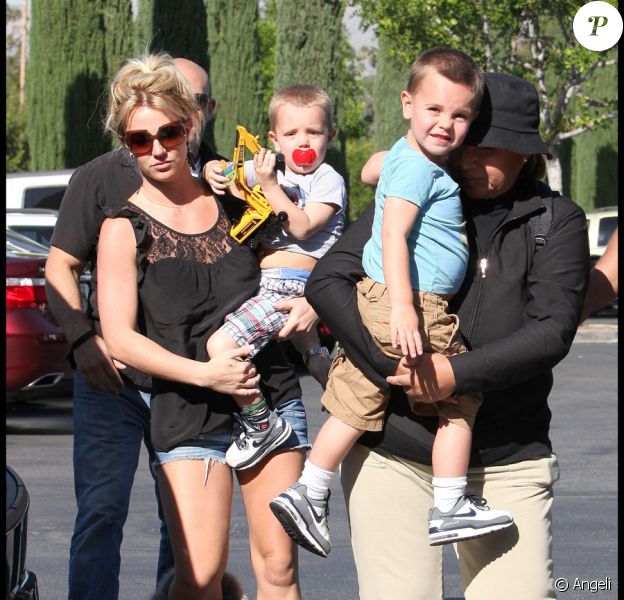 britney spears tres protectrice tout pour ses deux amours purepeople
