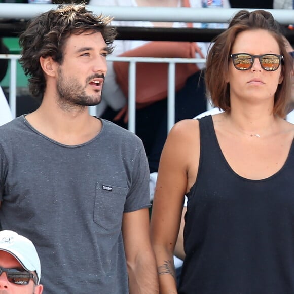 Laure Manaudou et son compagnon Jérémy Frérot (du groupe Fréro Delavega) dans les tribunes lors de la finale des Internationaux de tennis de Roland-Garros à Paris, le 7 juin 2015.