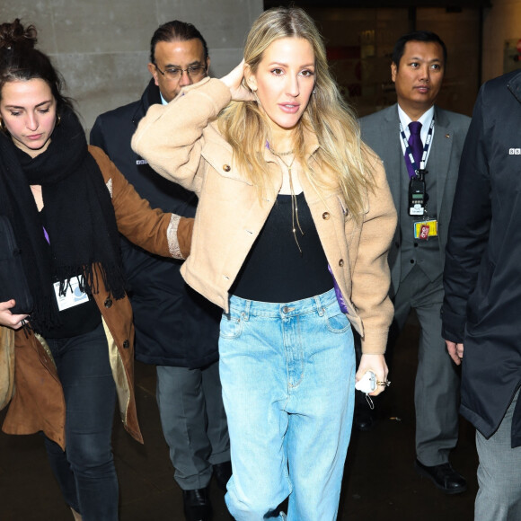 La chanteuse et compositrice anglaise Ellie Goulding salue ses fans après sa performance au Live Lounge à Londres, le 17 décembre 2019.