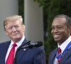 Le président Donald Trump remet la médaille présidentielle de la liberté au golfeur Tiger Wood à la Maison Blanche à Washington le 6 mai 2019.
