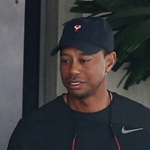 Tiger Woods sort d'une école de golf accompagné d'un garde d'une corps à Jupiter dans le comté de Palm Beach en Floride. Tiger a remporté son 15ème titre d'une Grand Chelem à Augusta dimanche dernier. Le 16 avril 2019
