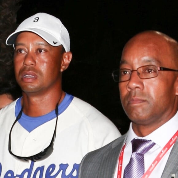 Tiger Woods quitte le stade des Dodgers avec une mystérieuse inconnue après le match de baseball des Dodgers contre les Astros à Los Angeles. Ils portent tous les deux un maillot des Dodgers, le 25 octobre 2017.