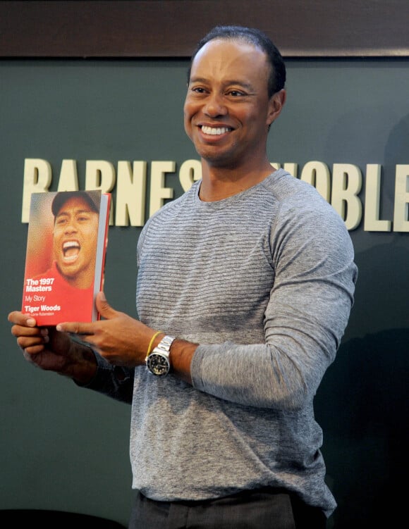 Tiger Woods lors d'une séance de dédicaces pour son livre ''The 1997 Masters: My Story'' à New York, le 20 mars 2017.