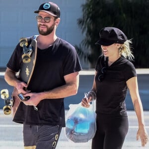 Exclusif - Miley Cyrus et son compagnon Liam Hemsworth passe la journée à Tybee Island où le couple s'est rencontré. Le 28 octobre 2017