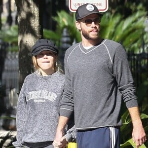 Exclusif - Miley Cyrus et son compagnon Liam Hemsworth se baladent main dans la main en amoureux dans les rues de Savannah, le 29 octobre 2017