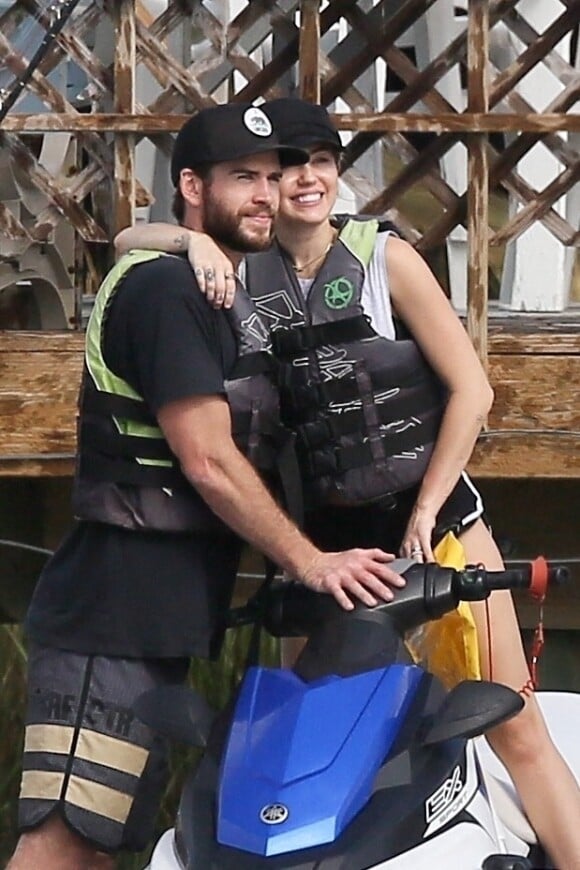 Exclusif - Prix spécial - Liam Hemsworth et sa fiancée Miley Cyrus font du scooter des mer à Tybee Island en Georgie, USA le 28 octobre 2017. 