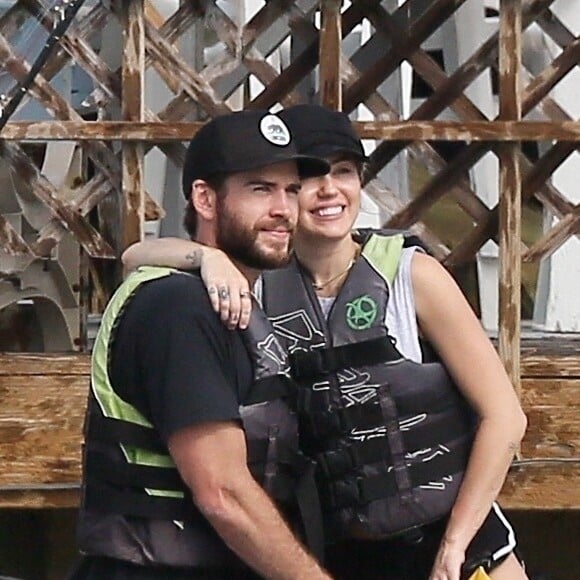 Exclusif - Prix spécial - Liam Hemsworth et sa fiancée Miley Cyrus font du scooter des mer à Tybee Island en Georgie, USA le 28 octobre 2017. 