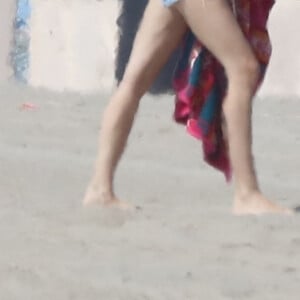 Exclusif - Prix spécial - No web - No blog - Miley Cyrus et son fiancé Liam Hemsworth font du surf et profitent du soleil entre amis sur une plage à Malibu, le 13 octobre 2017 