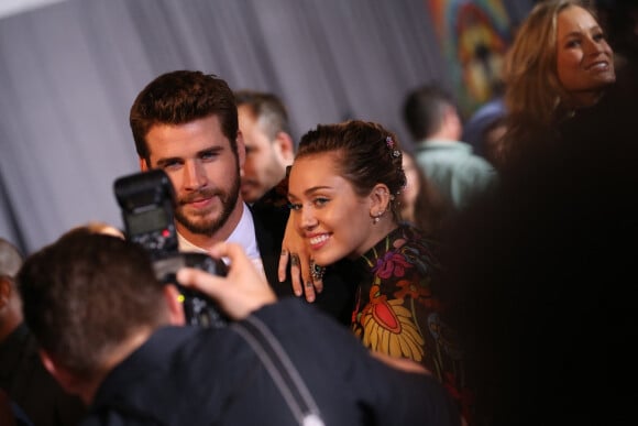Liam Hemsworth et sa fiancée Miley Cyrus à la première de 'Thor: Ragnarok' à Hollywood, le 10 octobre 2017 