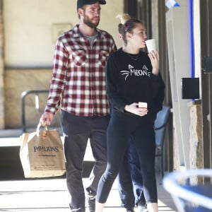 Exclusif - No Web - Miley Cyrus et son compagnon Liam Hemsworth se promènent et font du shopping avec un ami à Malibu le 6 janvier 2017