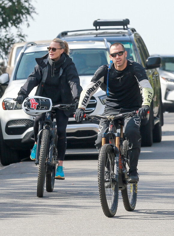 Exclusif - Robin Wright fait une sortie à vélo avec son mari Clement Giraudet à Los Angeles le 11 février 2021.